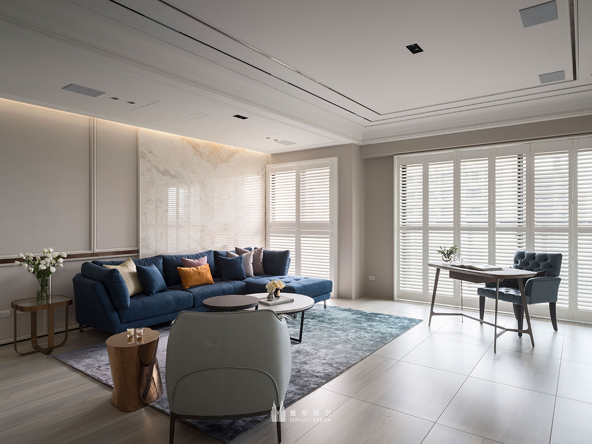 以百葉窗強調輕美式氛圍的客廳室內設計