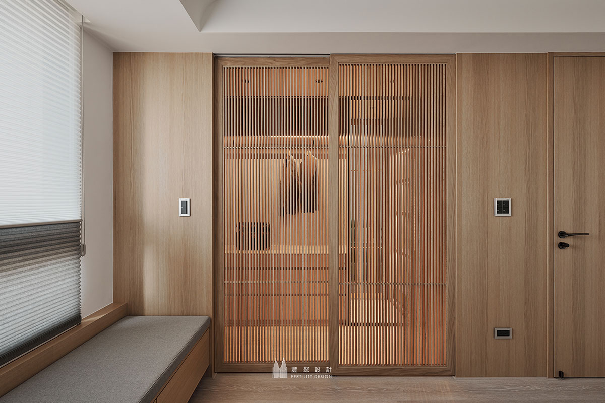 別墅中運用木格柵門的獨立空間設計
