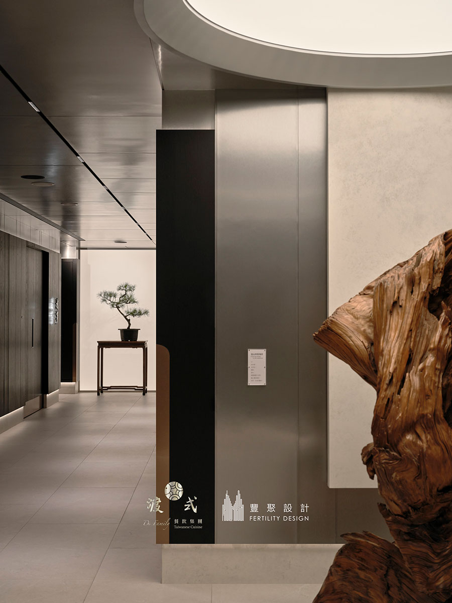 高端餐廳廊道設計，光膜照明結合藝術雕塑展示，營造沉浸式餐飲空間與品牌形象體驗