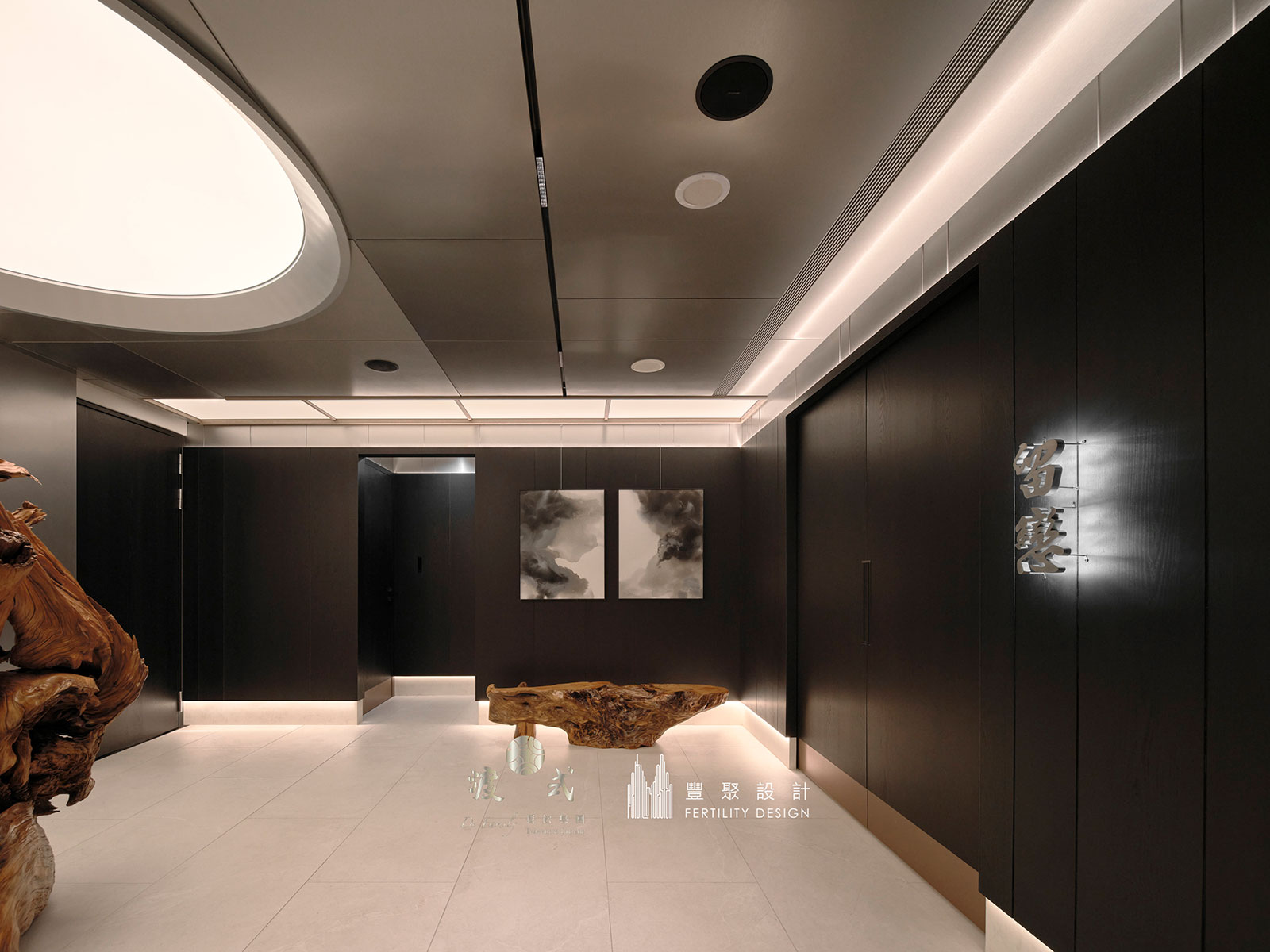 高端餐廳廊道設計，光膜照明結合藝術雕塑展示，營造沉浸式餐飲空間與品牌形象體驗