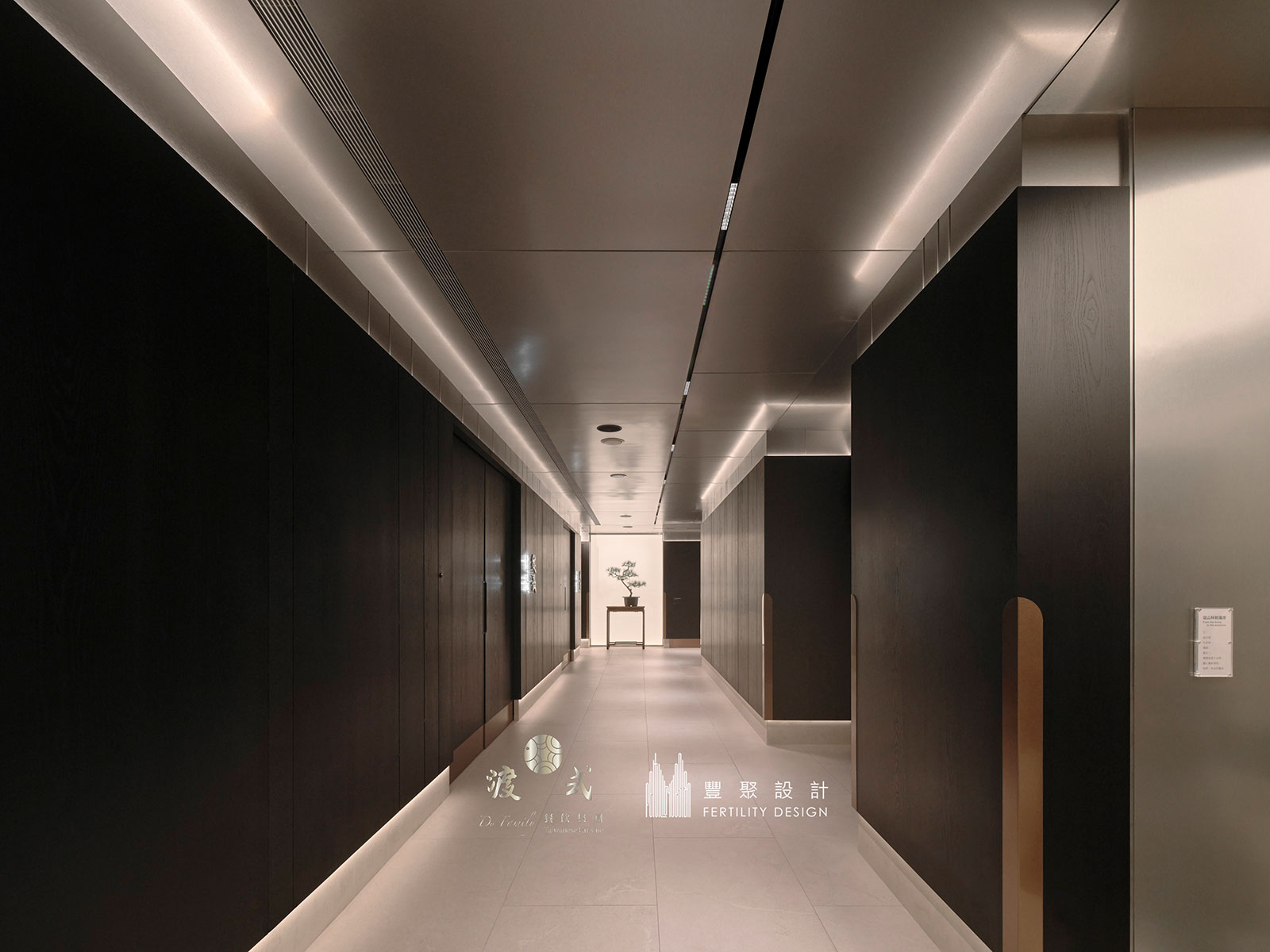 高端餐廳廊道設計，光膜照明結合藝術雕塑展示，營造沉浸式餐飲空間與品牌形象體驗