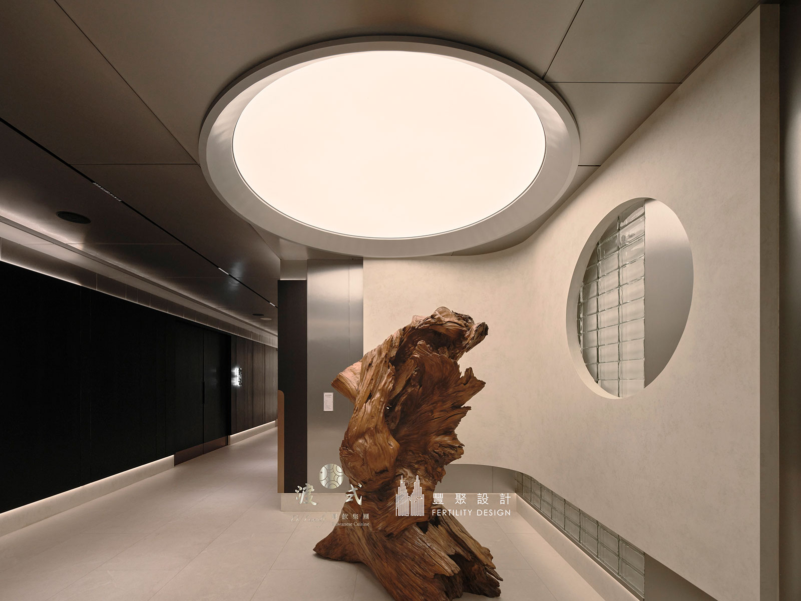高端餐廳廊道設計，光膜照明結合藝術雕塑展示，營造沉浸式餐飲空間與品牌形象體驗