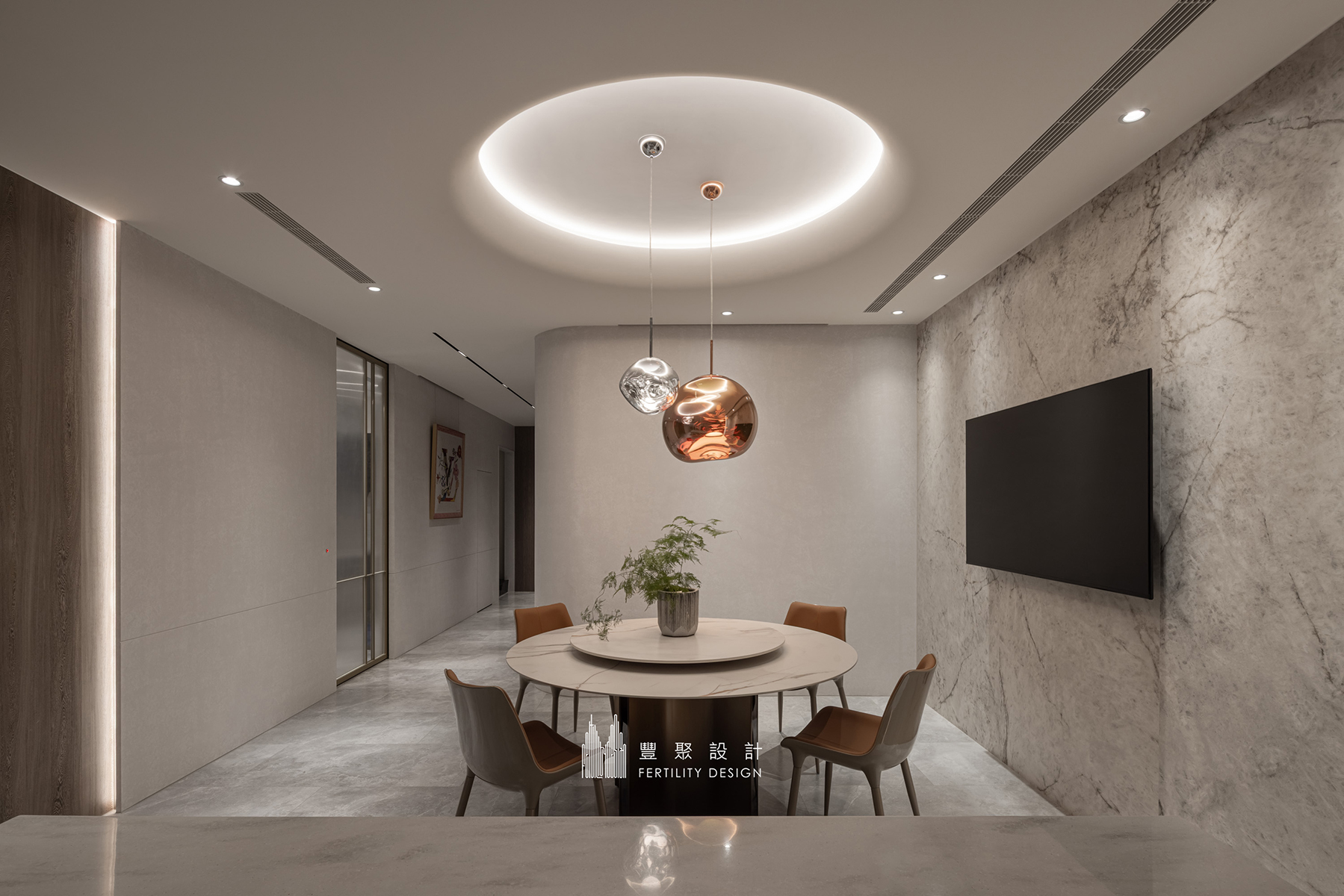 豪宅餐廳設計，以圓形天花、藝術吊燈與大面石材牆形塑優雅聚餐場景
