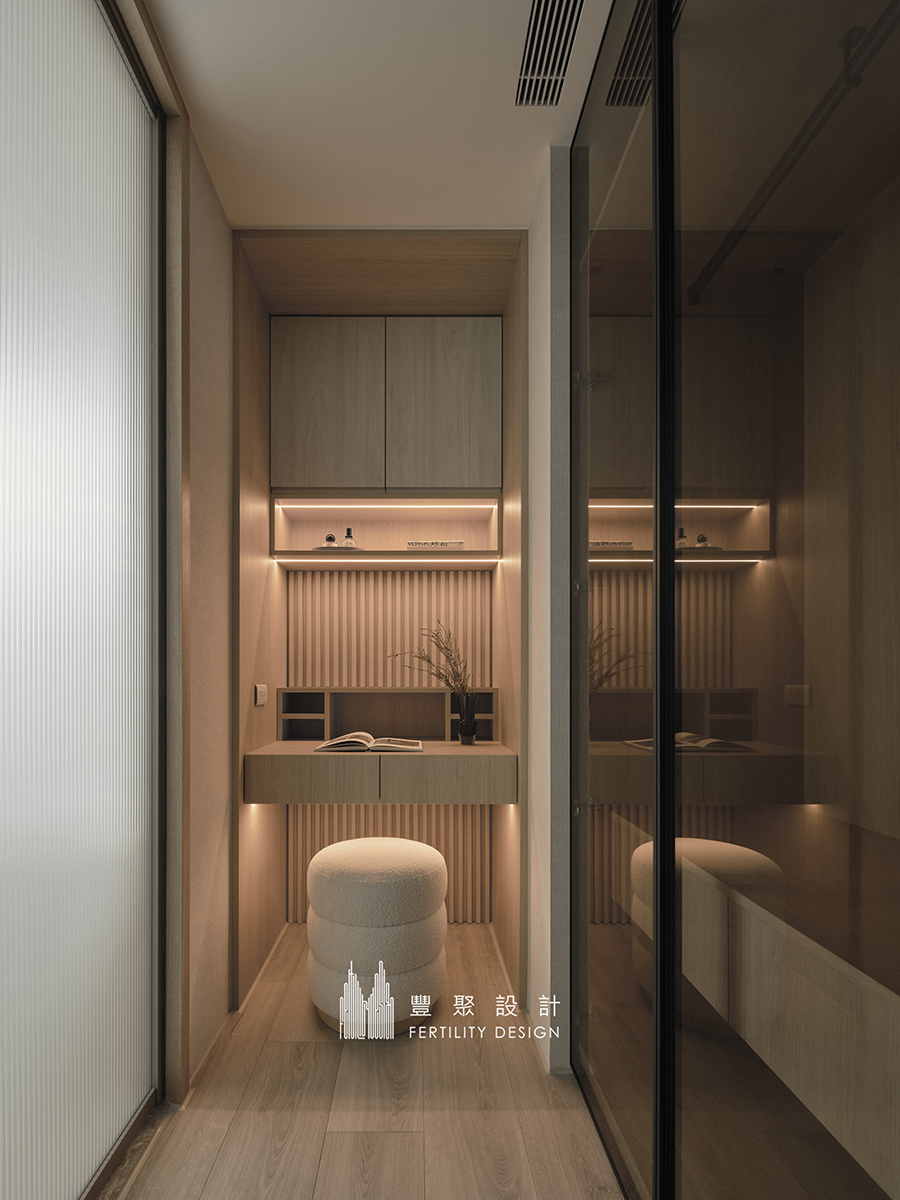 勤美之森80坪毛胚屋更衣室與閱讀工作區設計，木質櫃體搭配暖色燈光