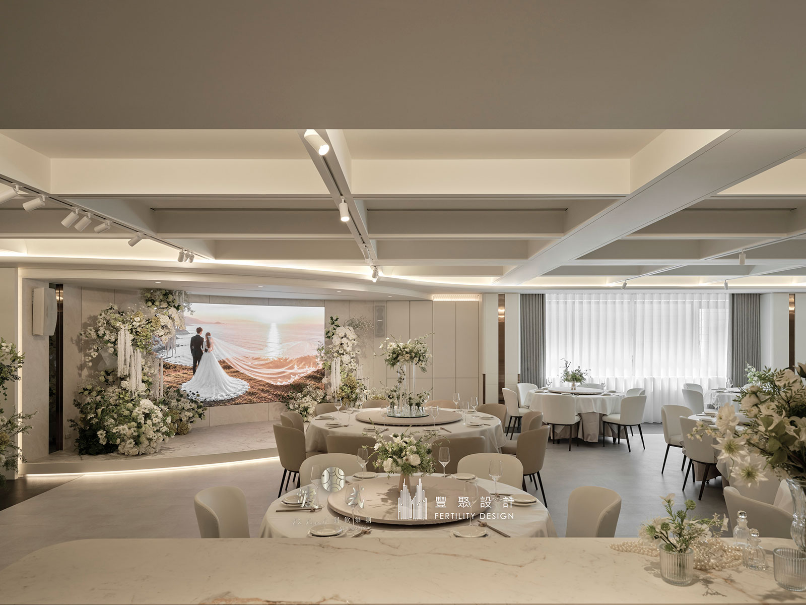 豐聚設計餐廳宴會空間｜明亮窗邊餐席結合白色桌布、精緻桌花及格狀造型天花板，打造雅緻用餐環境