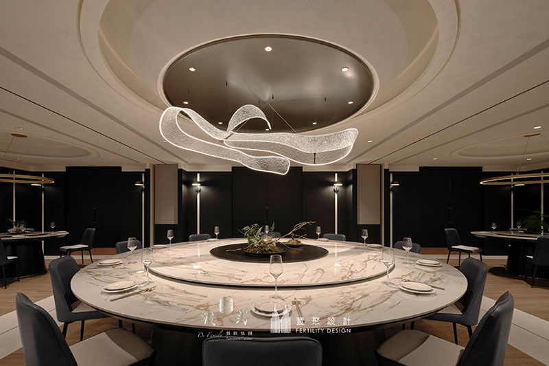 宜蘭渡小月高端餐廳設計，石紋圓桌搭配藝術吊燈與圓形天花設計，展現現代東方風格餐飲空間